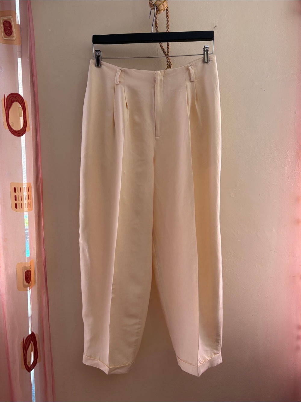 Ellen Tracy Cream Straight Leg Pants. 100. Silk